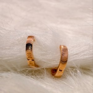 18K金橫紋幼身耳圈 | 18K Gold Ribbed Slim Hoop Earrings
