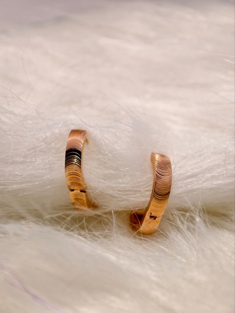 18K金橫紋幼身耳圈 | 18K Gold Ribbed Slim Hoop Earrings