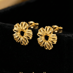 Deer Jewellery 18K黃金花形鏤空耳環 角度1