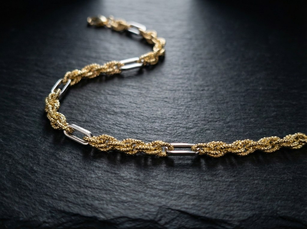 18K黃金與白金雙色麻花迴紋針手鏈 - 深色石板背景 | 18K Yellow & White Gold Dual-Tone Twisted Rope Paperclip Chain Bracelet