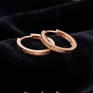 Deer Jewellery 18K水波紋大圓環耳環 黑絨布產品圖 兩個重疊