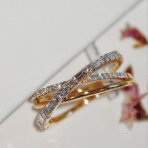 18K黃金交叉方鑽戒指正面特寫