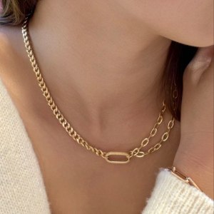 18K黃金雙鏈拼接項鍊模特兒佩戴圖 - 古巴鏈與十字鏈設計 | Model Wearing 18K Yellow Gold Dual-Chain Necklace