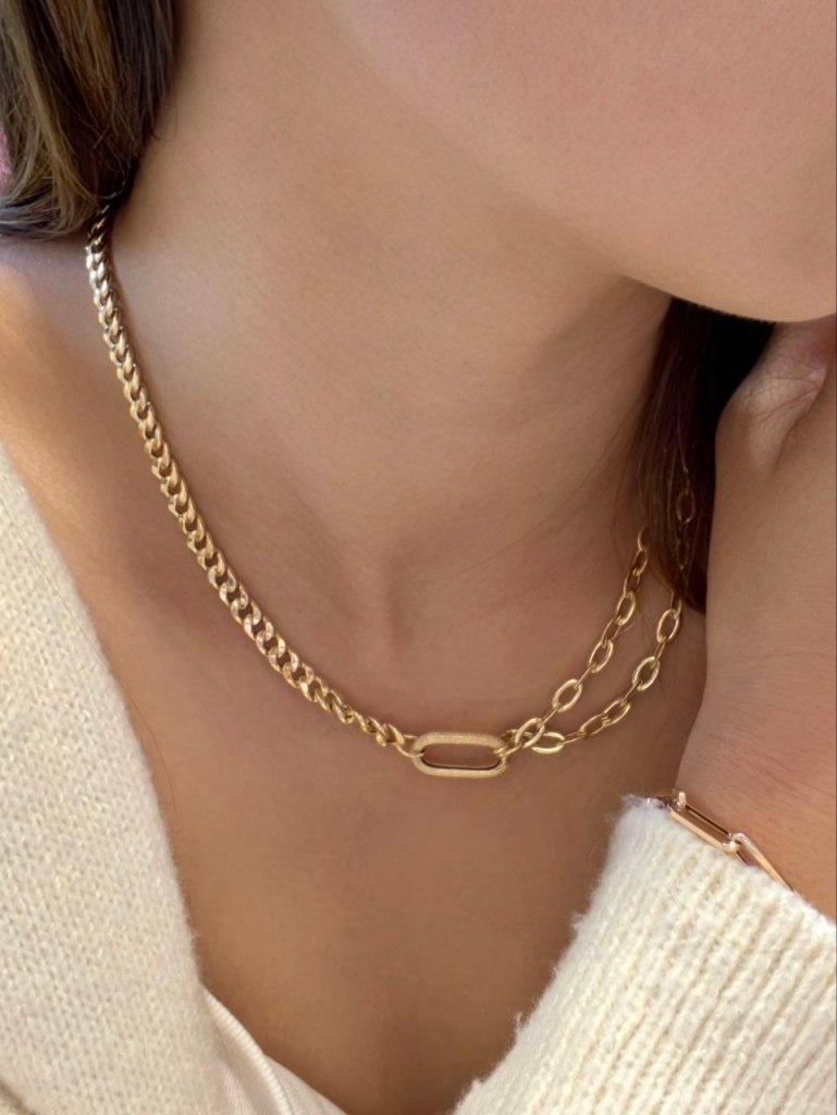 18K黃金雙鏈拼接項鍊模特兒佩戴圖 - 古巴鏈與十字鏈設計 | Model Wearing 18K Yellow Gold Dual-Chain Necklace