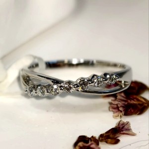 18K白色金天然鑽石交叉戒指正面特寫 - Deer Jewellery KDR-2110010