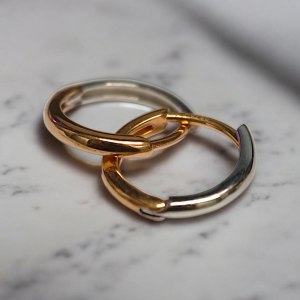 Deer Jewellery 18K雙色小圓環耳環 玫瑰金白金 大理石背景產品圖