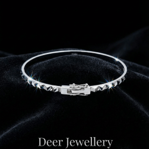 Deer Jewellery 18K白金幾何切面手鈪 黑底產品圖