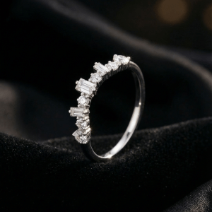 Deer Jewellery 不規則設計天然鑽石戒指 18K白金 角度1