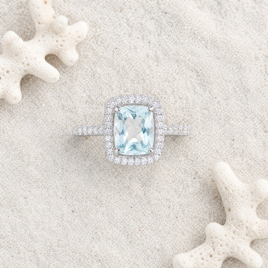 18K天然海藍寶鑽石戒指 Cushion Cut Halo 18K Natural Aquamarine Diamond Halo Ring 近拍 - Deer Jewellery 香港珠寶