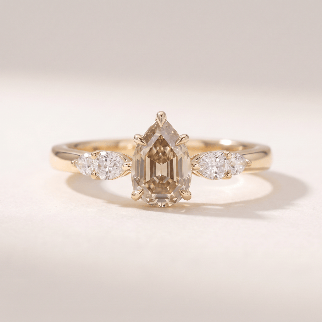 18K梨形啡鑽 Step Cut 配白鑽戒指正面圖 | 18K Pear Shape Brown Diamond Step-Cut Ring Front View - Deer Jewellery