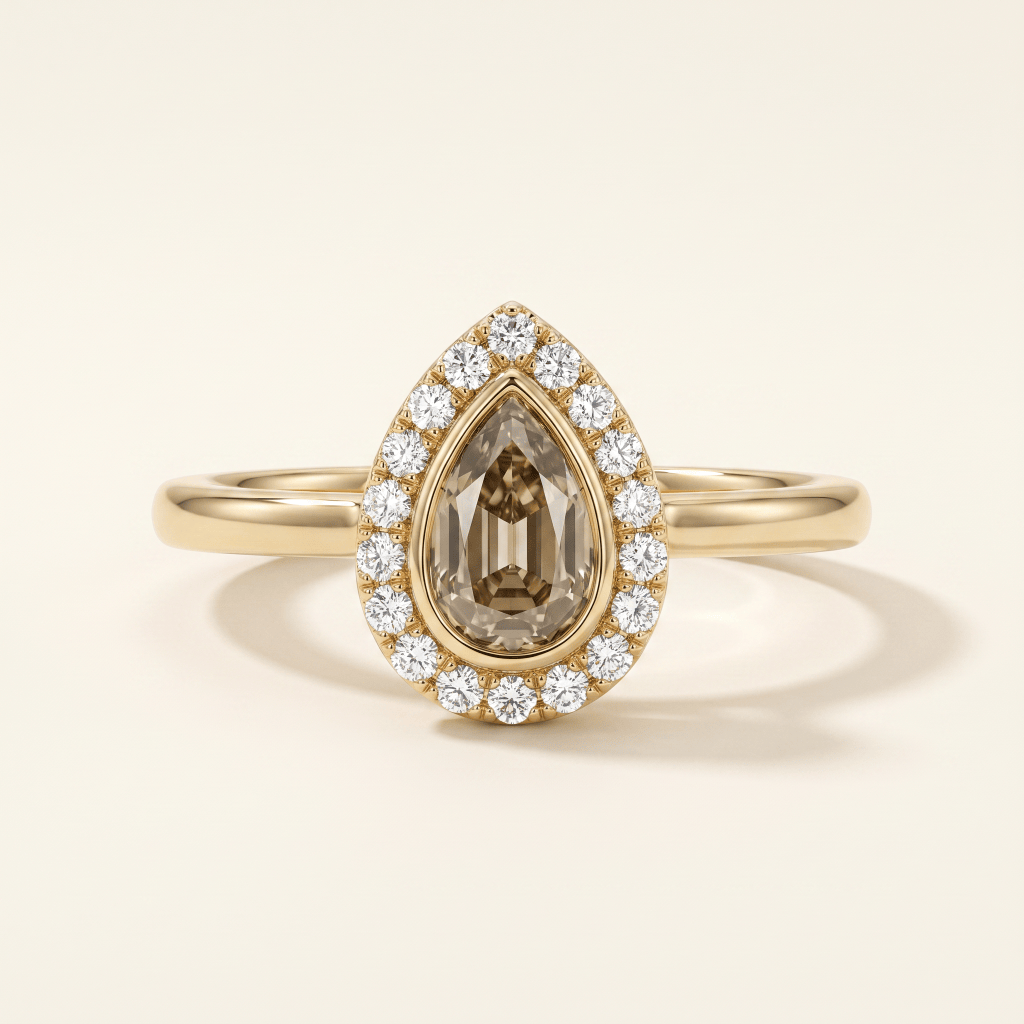 18K梨形啡鑽 Step Cut 梨形光環戒指正面圖 | 18K Pear Shape Brown Diamond Step-Cut Pear Halo Ring Front View - Deer Jewellery