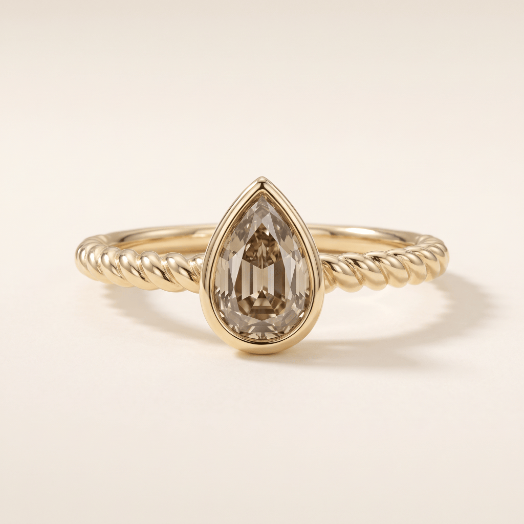 18K梨形啡鑽 Step Cut 扭紋包邊戒指正面圖 | 18K Pear Shape Brown Diamond Step-Cut Twisted Bezel Ring Front View - Deer Jewellery